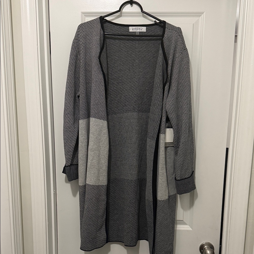 Kasper Monochrome Knit Top